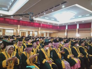 Ratusan wisudawan dan wisudawati Poltekkes YBA Bandung saat acara wisuda yang di gelar di Hotel Asrilia Kota Bandung pada 17 November 2022 (Foto /Deni Supriatna).