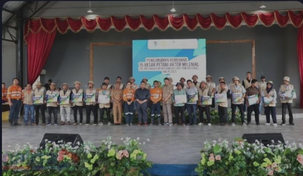 15 pemenang Aktor Petani Milenial diabadikan dengan foto bersama dengan Bupati Tapsel, segenap Managemen PT AR dan Bapeltan Jambi